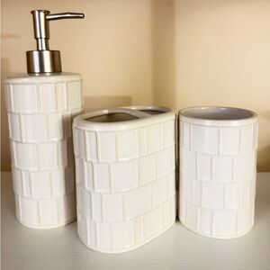 Elegant White Bath Accessory Set